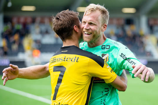 Häckens Leo Bengtsson och målvakt Peter Abrahamsson jublar
