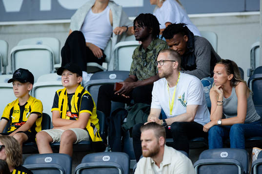 Häckens lagkapten Rasmus Lindgren på läktaren