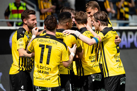 Häckens Patrik Wålemark jublar med lagkamrater