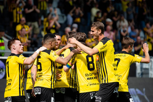 Häckens Patrik Wålemark jublar med lagkamrater