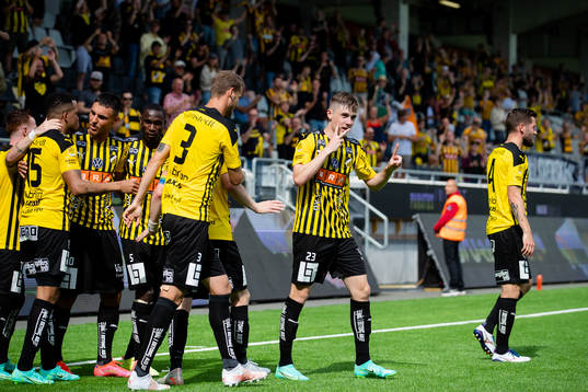 Häckens Patrik Wålemark jublar med lagkamrater