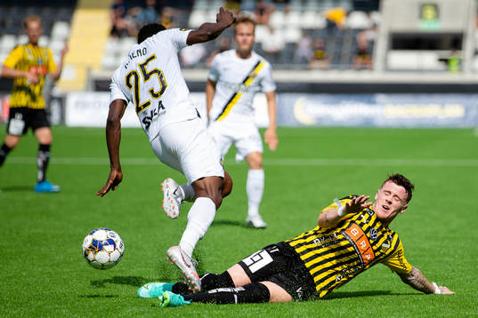 s Erick Otieno glidtacklas av Häckens Tobias Heintz