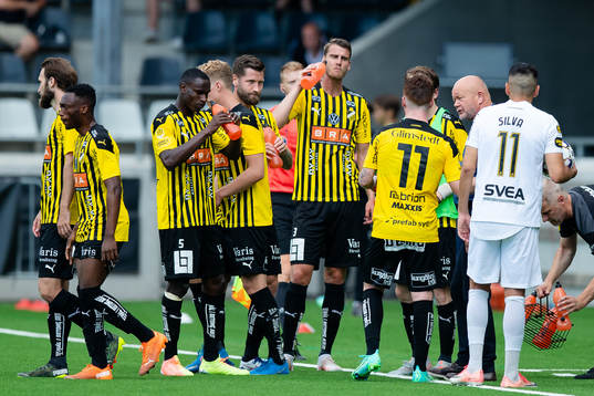 Häckens tränare Per-Mathias Högmo pratar med sina