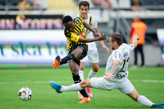 Häckens Benie Adama Traore skjuter ett skott förbi