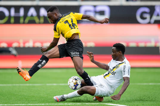 s Erick Otieno glidtacklar Häckens Benie Adama Traore