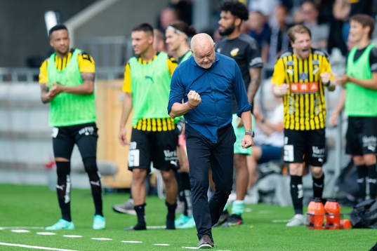Häckens tränare Per-Mathias Högmo jublar