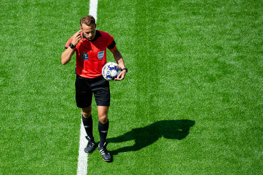Domare Kristoffer Karlsson innan fotbollsmatchen i