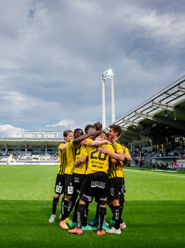 Häckens Ali Youssef jublar med lagkamrater