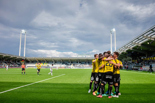 Häckens Ali Youssef jublar med lagkamrater