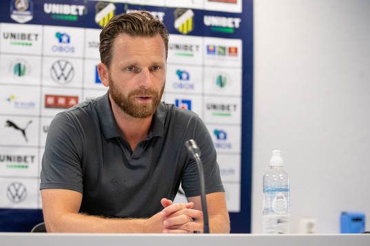 s tränare Bartosz Grzelak på presskonferensen