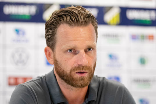 s tränare Bartosz Grzelak på presskonferensen