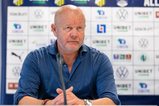 Häckens tränare Per-Mathias Högmo på presskonferensen