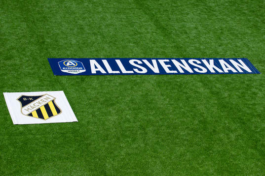 Vepor med Häckens klubbmärke och Allsvenskans logo innan