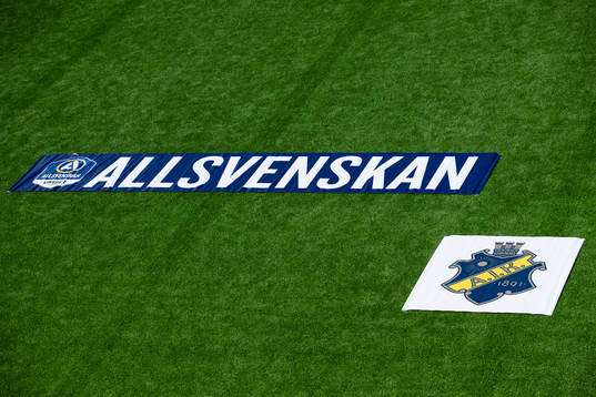 s klubbmärke och Allsvenskans logo innan fotbollsmatchen i
