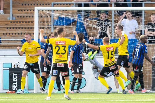 Mjällbys Eric Björkander jublar