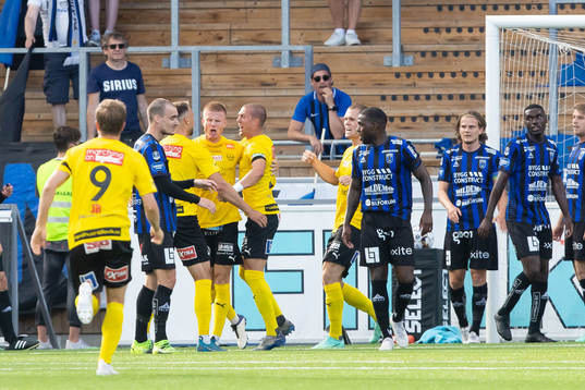 Mjällbys Eric Björkander jublar