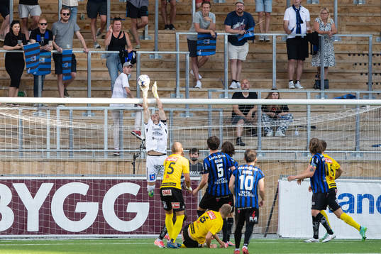 Sirius målvakt David Mitov Nilsson räddar