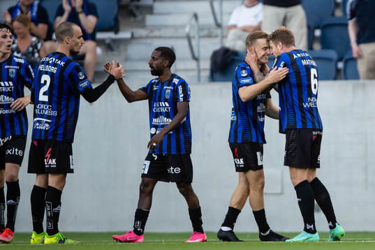 Sirius Jacob Ortmark jublar med Marcus Mathisen