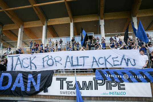Publiken tackar av Axel Björnström