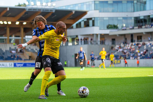 Sirius Tim Björkström och Mjällbys Ivan Kricak