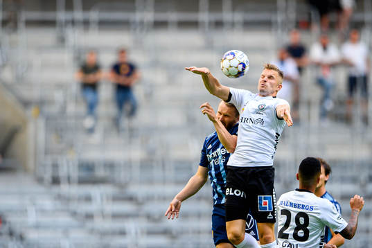 Djurgårdens Jacob Une Larsson och Örebros Erik Björndahl