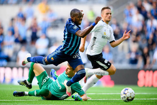 Djurgårdens Edward Chilufya och Örebros målvakt Bobby