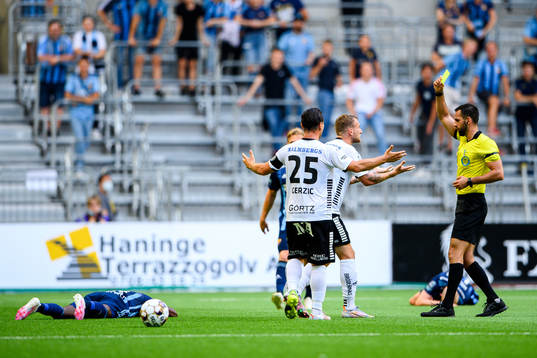 Örebros Andreas Skovgaard får en varning
