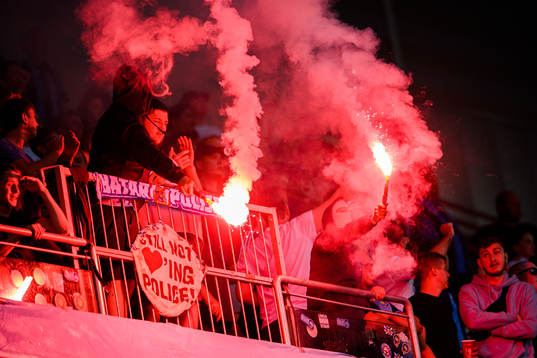 Djurgårdens supportrar med pyroteknik