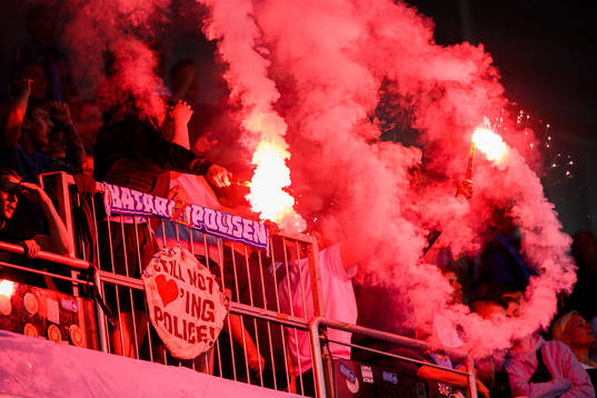 Djurgårdens supportrar med pyroteknik