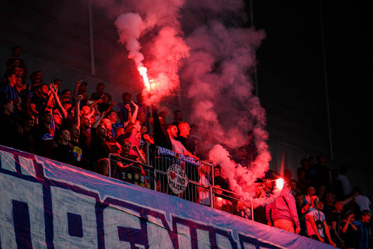 Djurgårdens supportrar med pyroteknik