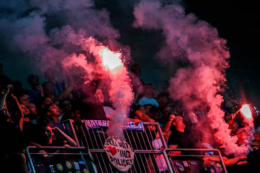 Djurgårdens supportrar med pyroteknik