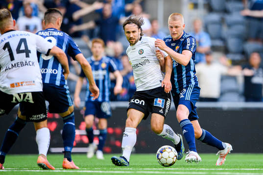 Örebros Kevin Walker och Djurgårdens Kalle Holmberg