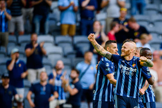 Djurgårdens Magnus Eriksson och Emmanuel Banda jublar