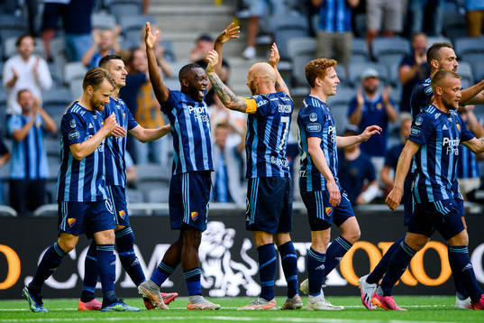 Djurgårdens Magnus Eriksson och Emmanuel Banda jublar