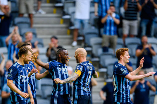 Djurgårdens Emmanuel Banda och Magnus Eriksson jublar