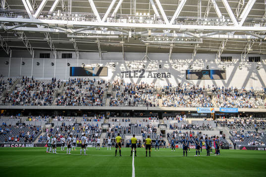 Örebros och Djurgårdens spelare samlas för en tyst minut