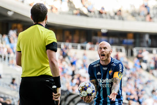 Djurgårdens Magnus Eriksson reagerar på ett domslut