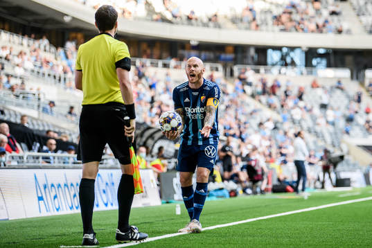 Djurgårdens Magnus Eriksson reagerar på ett domslut
