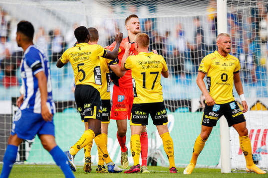 Elfsborgs målvakt Tim Rönning jublar