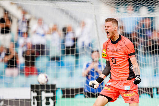 Elfsborgs målvakt Tim Rönning jublar