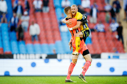 Elfsborgs Simon Strand och målvakt Tim Rönning jublar