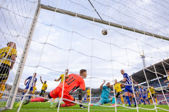 IFK Göteborgs målvakt Giannis Anestis bredvid Kolbeinn
