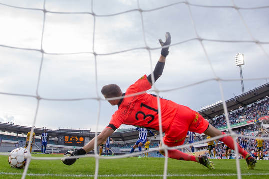 Elfsborgs målvakt Tim Rönning räddar en straff slagen av