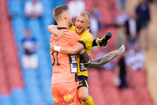 Elfsborgs målvakt Tim Rönning och Simon Strand jublar