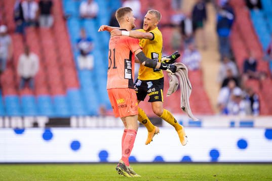 Elfsborgs målvakt Tim Rönning och Simon Strand jublar