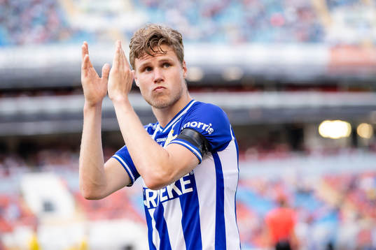 IFK Göteborgs Gustaf Norlin tackar publiken när han byts