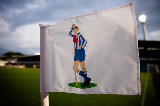 En hörnflagga med IFK Göteborgs ikonen Bertil Bebben