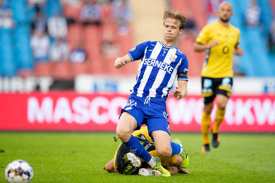 Elfsborgs Frederik Holst tacklar IFK Göteborgs August
