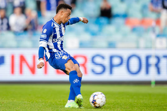 IFK Göteborgs Tobias Sana skjuter en straff som Elfsborgs