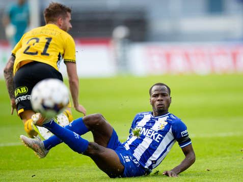 Elfsborgs Rasmus Alm glidtacklas av IFK Göteborgs Alhassan